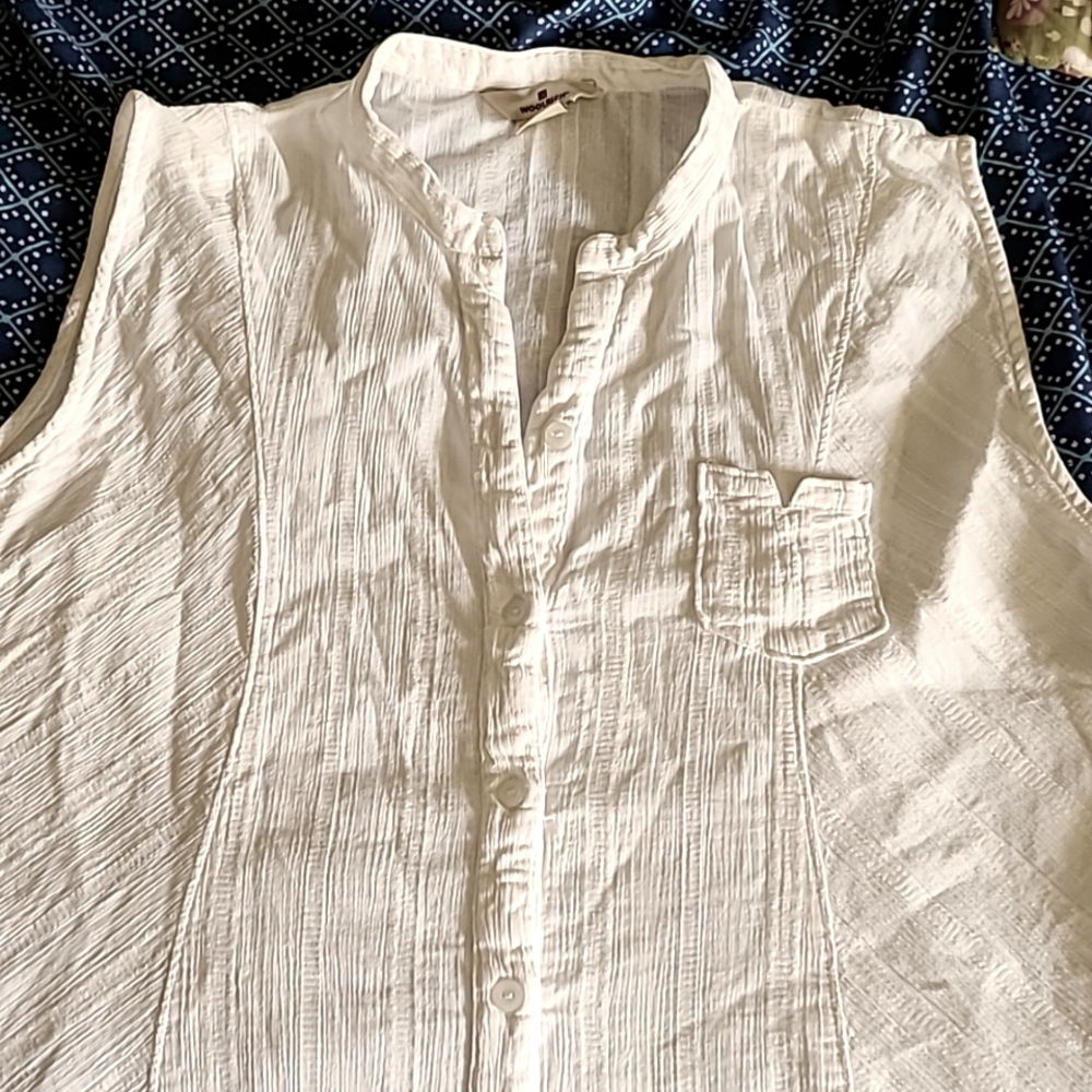 Woolrich women's sleeveless white button up blouse